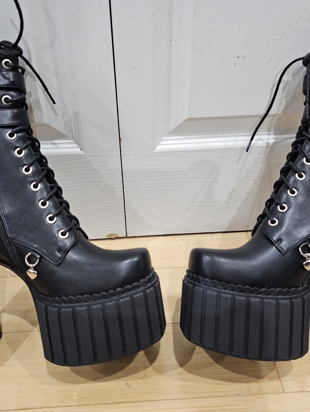 Dolls Kill Lamoda Black Queen’s Speech Platform Heart Lace Up Buckle Boots 9 - Picture 12 of 15
